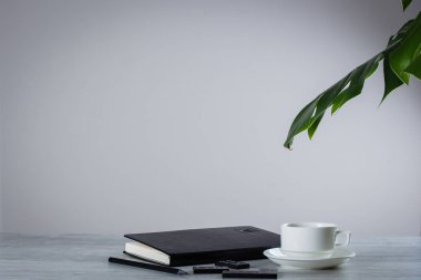 İş için miydi, planlama kavramı: açık defter, kahve fincanı, Domino gri tablo arka plan üzerinde görünümü görüntü alay kontör