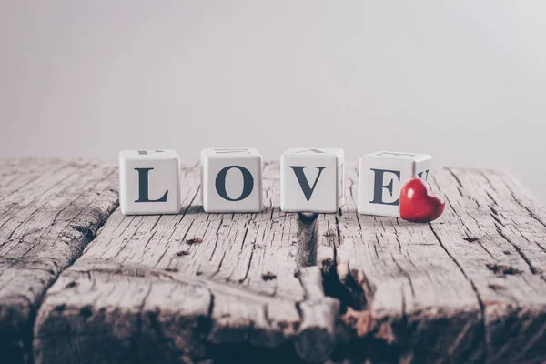 情人节贺卡概念 创造性的想法 在木块和陶瓷红色心脏写的爱消息在老木背景上 — 图库照片