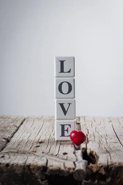 Концепция Валентинки Творческая Идея Любовное Послание Написанное Деревянными Блоками Керамическим — стоковое фото
