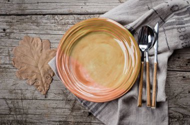 Mevsim sonbahar sofra düşmüş yaprak ve çatal bıçak takımı. Üstten görünüm, kopya alanı