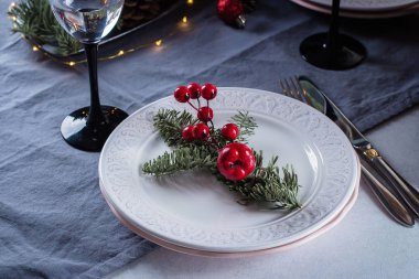 Süslemeleri ile güzel Noel tablo ayarı