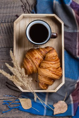 Sonbahar kompozisyon. Sade kahve, kruvasan, ekose ve ahşap arka plan üzerinde sonbahar yaprakları. Düz yatıyordu, en iyi görünüm, kopya alanı.