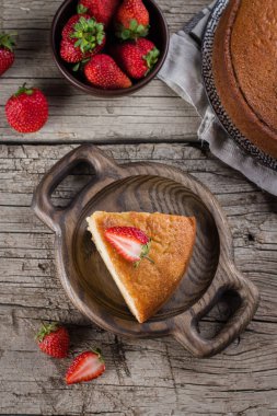 Latin Amerika'nın geleneksel tatlı. Üç süt kek, tres zamparalar ahşap masa arka plan üzerinde pasta. Üstten görünüm