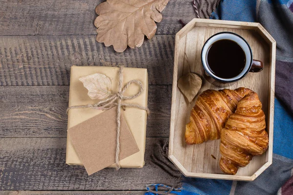 Composición Otoño Café Negro Croissants Regalo Cuadros Sobre Fondo Madera — Foto de Stock