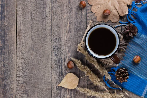 Composizione Autunnale Caffè Nero Plaid Foglie Autunnali Fondo Legno Layout — Foto Stock