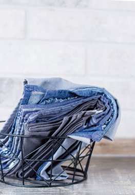 Mutfak havlu ve peçete masada metal sepet