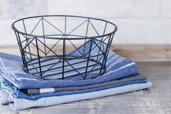 Keuken Handdoeken Servetten Onder Metalen Mand Tafel — Stockfoto