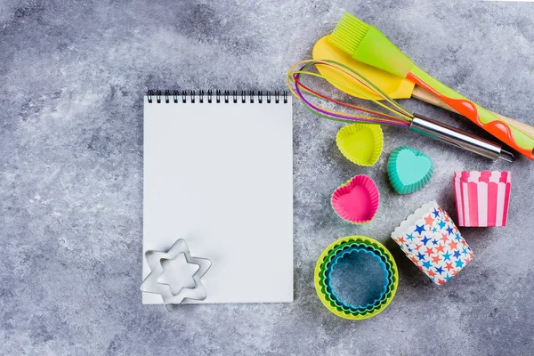 Bovenaanzicht Van Kleurrijke Regenboog Keukengerei Lege Notebook Grijs Beton Tabelachtergrond — Stockfoto