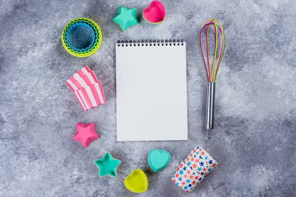 Bovenaanzicht Van Kleurrijke Regenboog Keukengerei Lege Notebook Grijs Beton Tabelachtergrond — Stockfoto