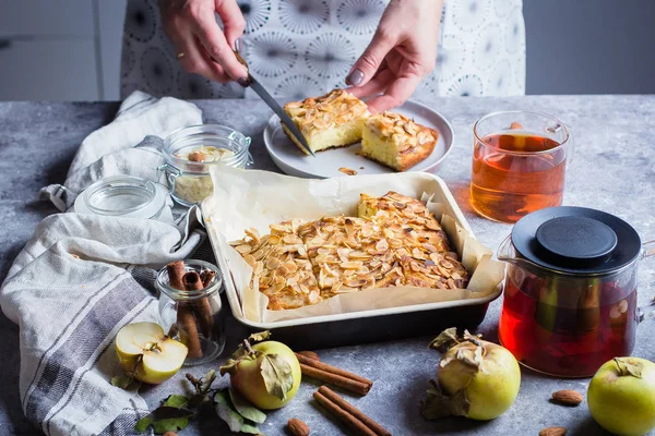 Frau Schneidet Stück Hausgemachten Apfelkuchen Norwegische Kekskuchen Auf Steinernem Betontischhintergrund — Stockfoto