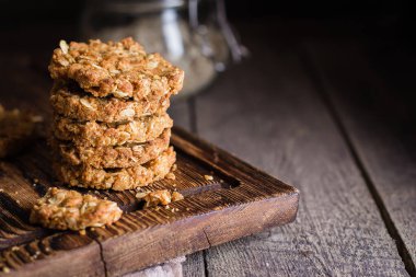 Ev yapımı yulaf ezmeli kurabiye eski tablo arka plan üzerinde ahşap tahta üzerinde. Sağlıklı gıda Snack kavramı. Kopya alanı