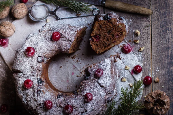 Праздничный Десерт Традиционный Домашний Рождественский Шоколадный Торт Вишней Фоне Деревянного — стоковое фото