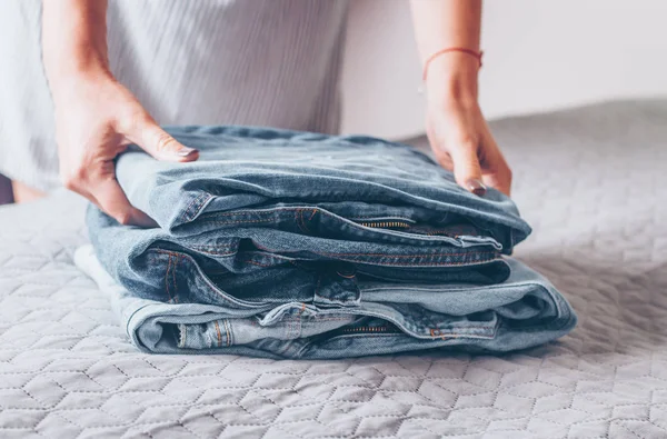 Mulher Dobra Uma Calça Cobertura Cinza Cama Pilha Roupas Calça — Fotografia de Stock