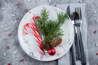 Noel Sofra ağaç çam dalları, peçete, çatal, bıçak, kaşık, baston şekerler ile yer. Noel tatil arka plan. Yat, görünümü, kopya alanı Top