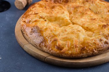 Mavi taş tablo arka plan üzerinde Khachapuri Megrelian (Gürcü mutfağı).