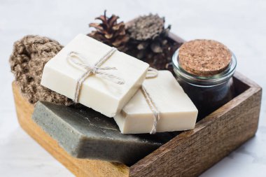 Spa, güzellik cilt bakımı vücut kavram. El yapımı sabun, kahve vücut fırçalayın ve vücut beyaz mermer zemin ahşap kutusunda fırça. Portre