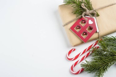 Noel arka plan. Noel hediyesi, çam dalları ve beyaz arka plan üzerinde baston şekerler. Yat, görünümü, kopya alanı top. Kış Xmas kavramı