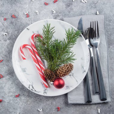 ochristmas Sofra ağaç çam dalları, peçete, çatal, bıçak, kaşık, baston şekerler ile yer. Noel tatil arka plan. Yat, kare görünümü, Top