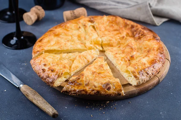 Khachapuri Megrelian Cozinha Georgiana Sobre Fundo Mesa Pedra Azul — Fotografia de Stock