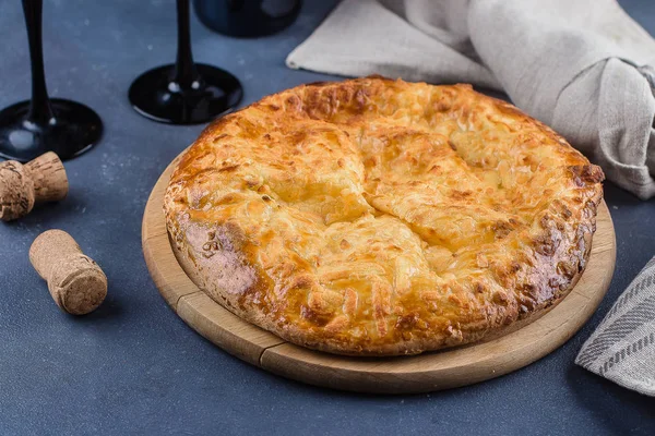 Khachapuri Megrelian Cozinha Georgiana Sobre Fundo Mesa Pedra Azul — Fotografia de Stock