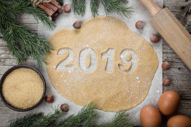 Noel ekmek kavramı. Gingerbread çiğ hamur Noel kurabiyeleri için. Mutlu yeni yıl 2019. Üstten görünüm
