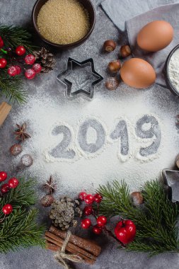 Fırın malzemeleri ve neşeli Noel dekorasyonu masada un ile yapılan 2019 metin.