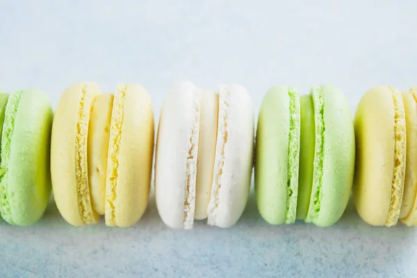 Pastel Macaron Macaroon Sobre Fondo Azul Claro Desde Arriba Galletas — Foto de Stock