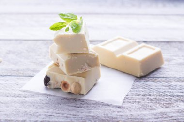 Fındık Beyaz ahşap zemin üzerine beyaz çikolata. Kopya alanı