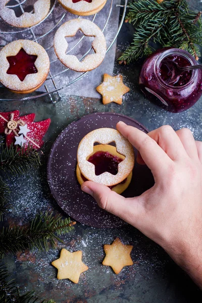 Изготовление Кулинарных Шедевров Человеком Рождественское Печенье Малиновым Джемом — стоковое фото