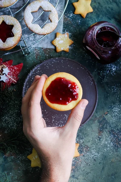 Proces Vytváření Souborů Cookie Člověkem Linzer Vánoční Sušenky Malinovou Marmeládou — Stock fotografie