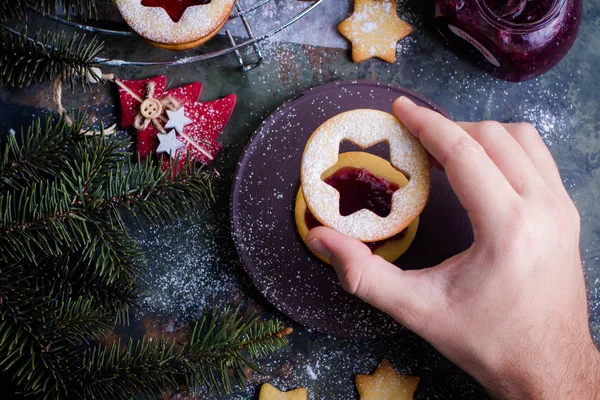 Proces Vytváření Souborů Cookie Člověkem Linzer Vánoční Sušenky Malinovou Marmeládou — Stock fotografie