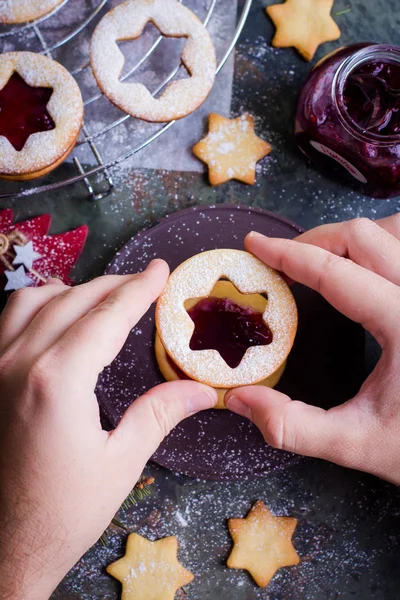 Proces Vytváření Souborů Cookie Člověkem Linzer Vánoční Sušenky Malinovou Marmeládou — Stock fotografie