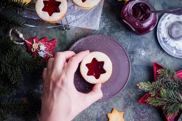 Proces Vytváření Souborů Cookie Člověkem Linzer Vánoční Sušenky Malinovou Marmeládou — Stock fotografie