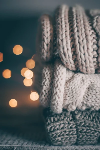 Stack Van Gezellige Gebreide Truien Garland Lichten Houten Achtergrond Herfst — Stockfoto