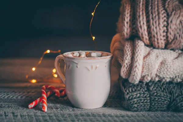 Empilement Pulls Tricotés Confortables Une Tasse Café Chocolat Chaud Avec — Photo