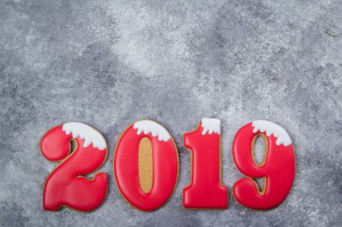 Noel, yeni yıl 2019 kart kavramı. Taş üzerindeki numaraya 2019 formunun zencefilli bisküvi gri arka plan beton. Üstten görünüm. Düz Lay.