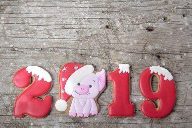 Noel, yeni yıl 2019 kart kavramı. Zencefilli Bisküvi Kurabiye şeklinde numaraları 2019 ve sembol 2019 - eski ahşap arka plan üzerinde domuz. Üstten görünüm. Düz Lay.
