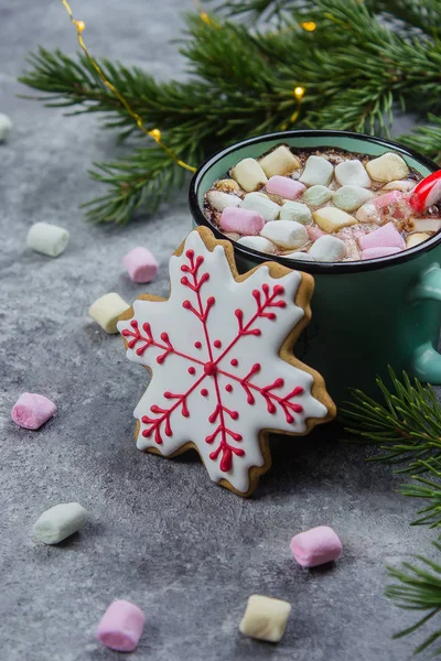 Šálek Horkého Kakaa Marshmallows Snowflake Cookie Pozadí Šedý Kámen Konkrétní — Stock fotografie