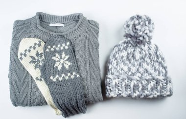 Yün örme kazak, eldiven, şapka beyaz arka plan tablo koleksiyonu