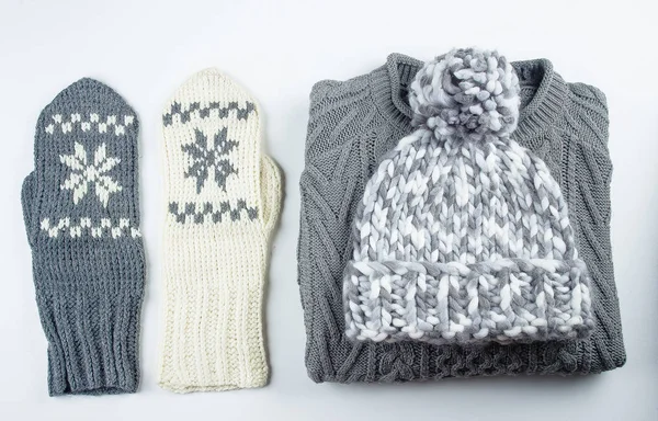 스웨터 모자에 테이블의 컬렉션 — 스톡 사진