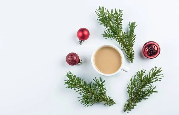 Tazza Caffè Con Rami Abete Palline Rosse Sfondo Bianco — Foto Stock