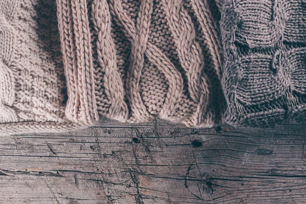 Textura lânii de tricotat fundal din lemn — Fotografie, imagine de stoc