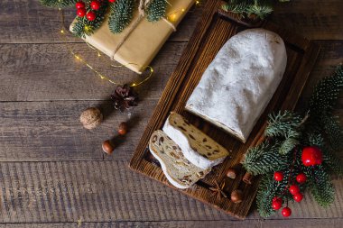 Geleneksel Noel şenlikli pasta tatlı Festival dekorasyonu ile. Noel stollen ahşap arka plan üzerinde. Üstten görünüm, kopya alanı