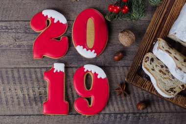 Noel stollen numara tanımlama 2019 ile ahşap arka plan üzerinde. Geleneksel Noel pasta tatlı festival dekorasyon üstten görünüm, düz ile yatıyordu