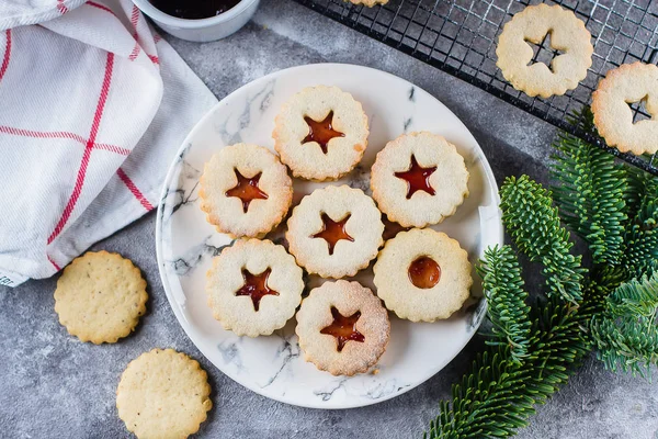 Vánoční Linzer Cookies Raspberry Jam Konkrétní Tabulku Pozadí Tradiční Rakouský — Stock fotografie