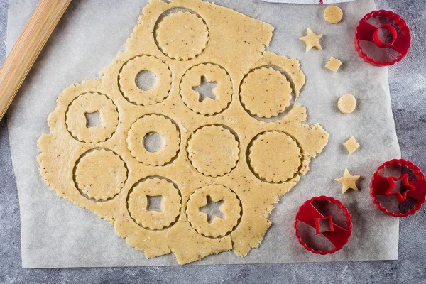 Zpracování Tradiční Vánoční Cukroví Syrové Těsto Řezačky Pro Prázdninové Cookies — Stock fotografie