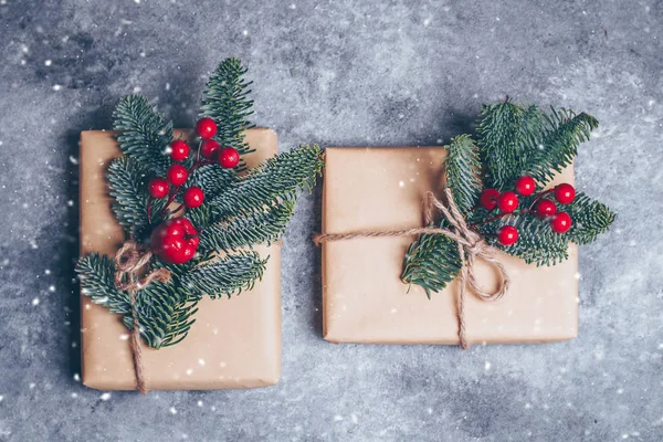 Confezione Regalo Natale Avvolta Carta Artigianale Ramo Abete Decorato Decorazione — Foto Stock
