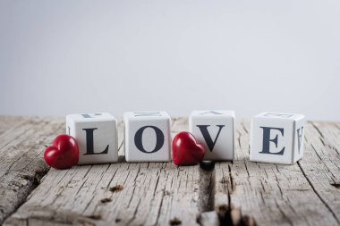 Sevgililer günü kart kavramı. Yaratıcı bir fikir. Aşk mesajı yazılı eski ahşap arka plan üzerinde ahşap bloklar ve Seramik kırmızı kalp.