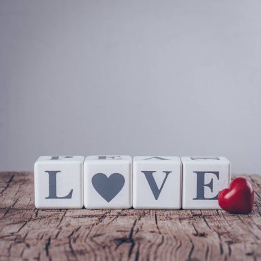 Sevgililer günü kart kavramı. Yaratıcı bir fikir. Aşk mesajı yazılı eski ahşap arka plan üzerinde ahşap bloklar ve Seramik kırmızı kalp.