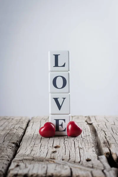 情人节贺卡概念 创造性的想法 在木块和陶瓷红色心脏写的爱消息在老木背景上 — 图库照片